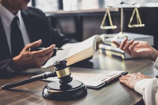 Рішення для адвокатів в Україні: Як адвокат може допомогти громадянам України